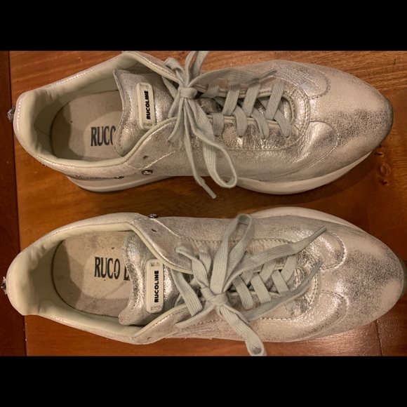 Silver pair of sneakers - Picture 5 of 8